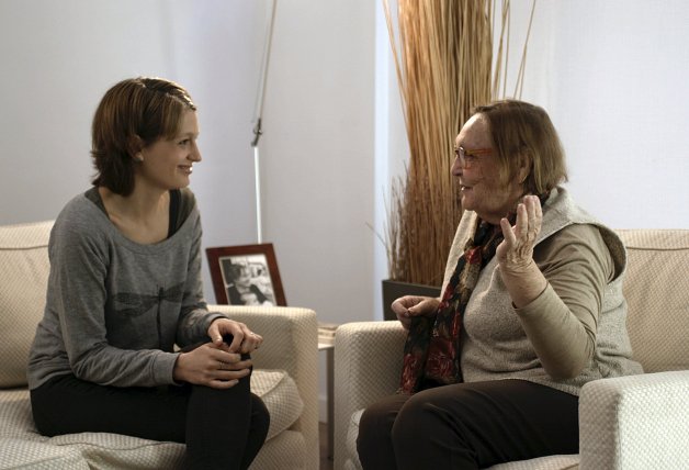 Lluna Pindado, hilo conductor del documental, con Garrigosa en el domicilio del expolítico.