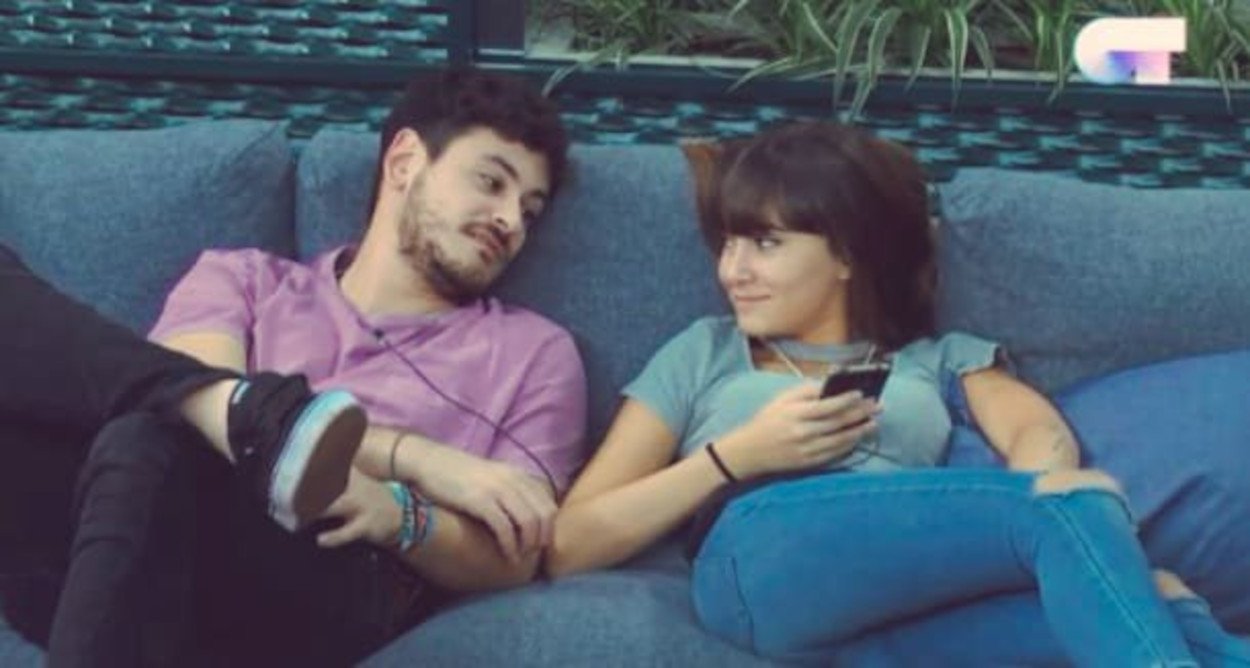 Aitana y Cepeda, en el sillón de la Academia de 'OT'.