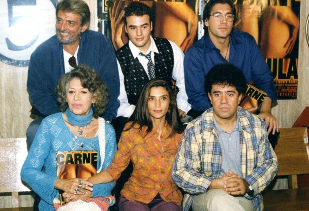 Pepe Sancho, Liberto Rabal, Javier Bardem, Pilar Bardem, Ángela Molina y Pedro Almodóvar en la presentación de 'Carne trémula'.