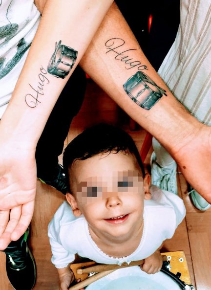 Los orgullosos papás de Hugo llevan tatuado el nombre de su hijo y un tambor en sus muñecas.