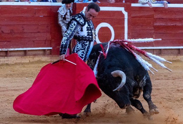 El diestro Enrique Ponce durante la corrida mixta celebrada en la plaza de toros La Merced, en Huelva.