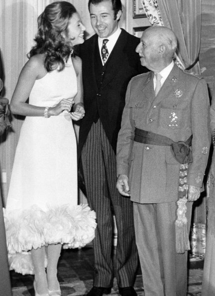 Carmen Martínez Bordiú y Alfonso de Borbón y Dampierre junto al abuelo de la futura novia.