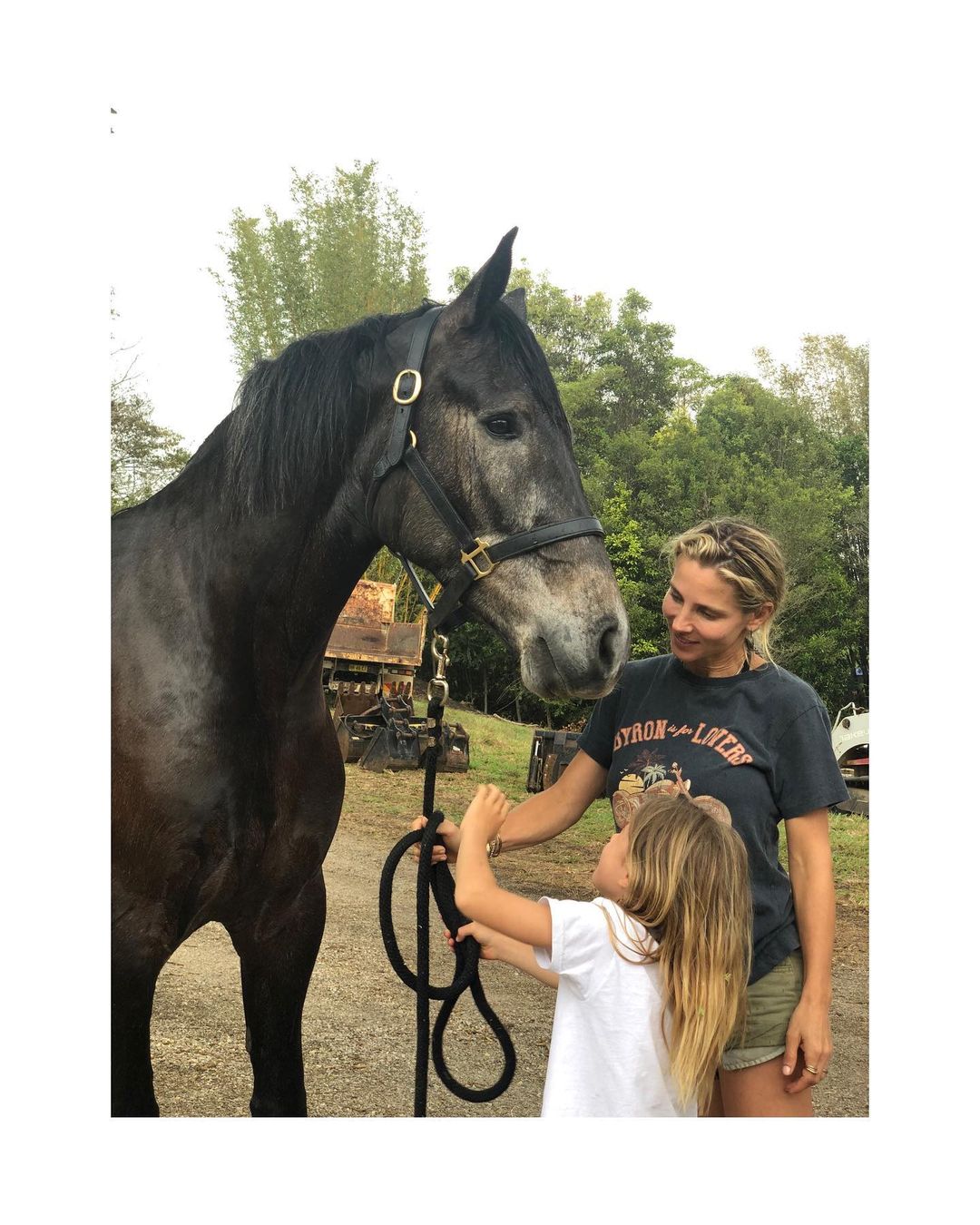 Elsa Pataky e India Hemsworth con su caballo.
