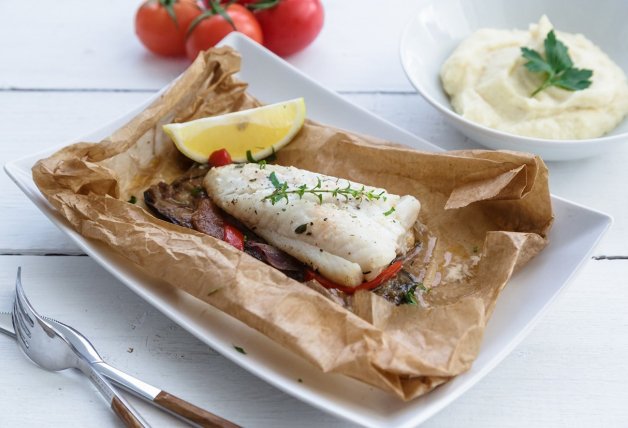 Cocinar en papillote es fácil y mantendrá tus alimentos jugosos.