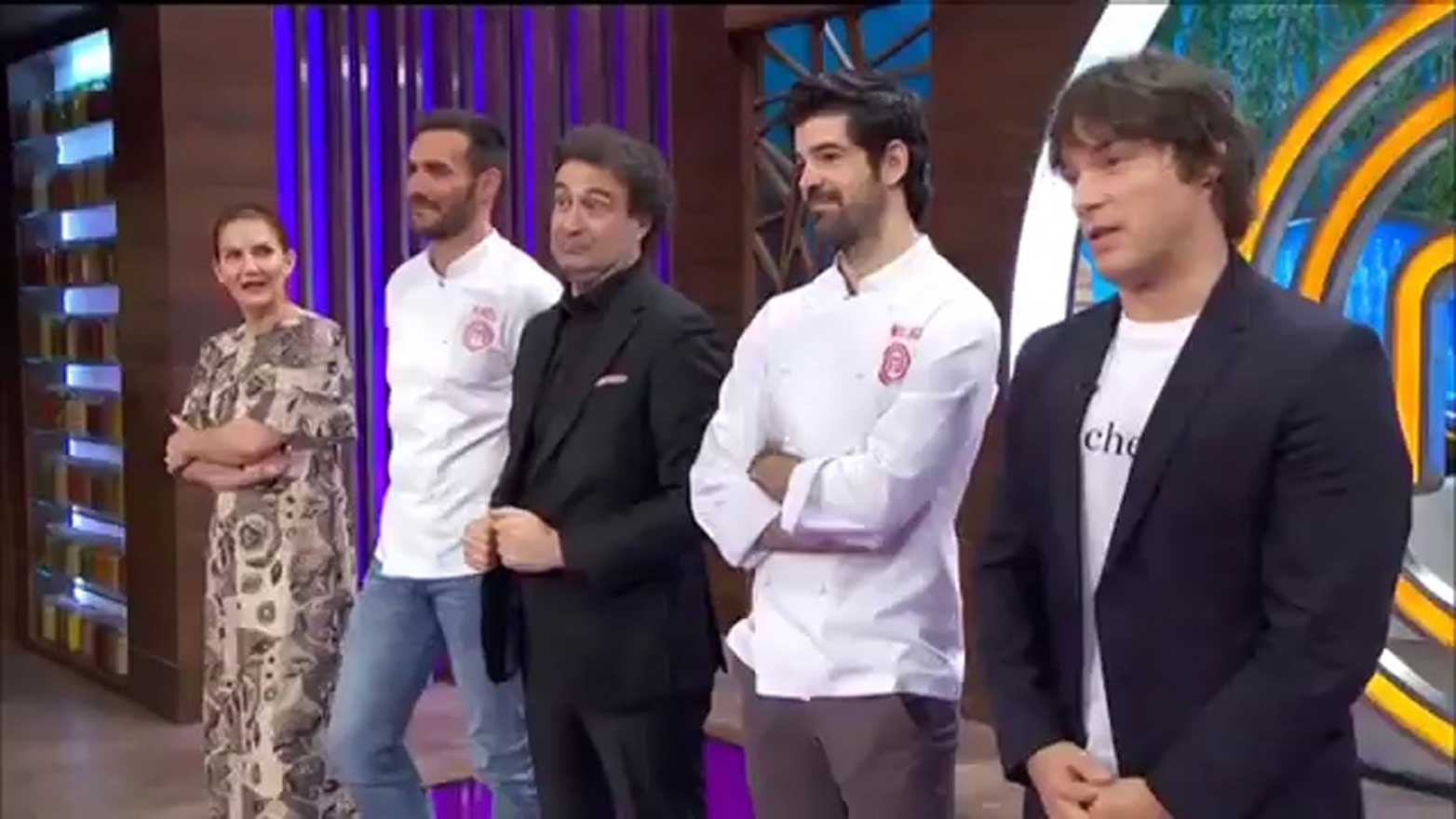 Miguel A. Muñoz y Saúl Craviotto, primer y segundo ganador, junto al jurado de 'MasterChef Celebrity'.