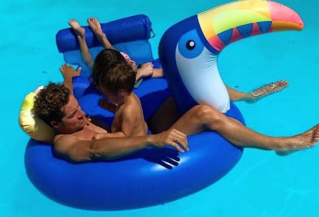 David Bisbal, disfrutado de un día de piscina perfecto, con un flotador de tucán y sus hijos.