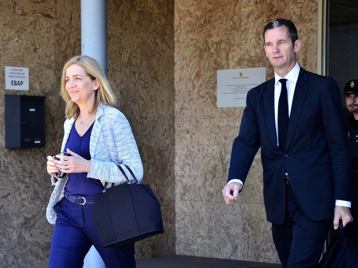 La infanta Cristina y su esposo, Iñaki Urdangarin, a su salida de la sede de la Escuela Balear de la Administración Pública (EBAP), de Palma de Mallorca.