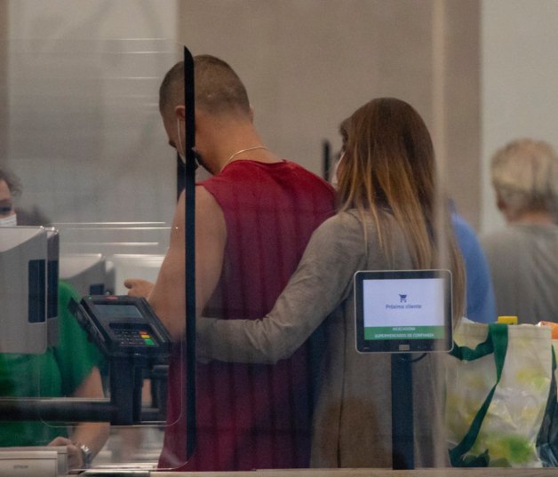 EXCLUSIVA PRONTO. La enamorada pareja, haciendo unas compras.