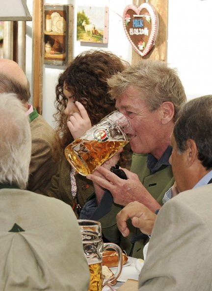 Ernesto de Hannover celebrando el famoso Oktoberfest.