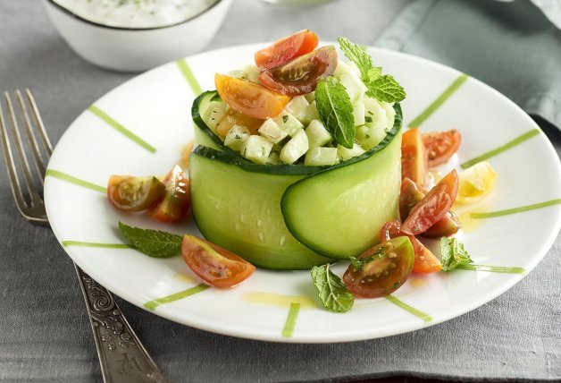 Tartar de pepino a la menta con salsa de yogur.