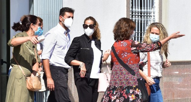 Pastora Soler estuvo acompañada en todo momento en el tanatorio de Coria del Río.