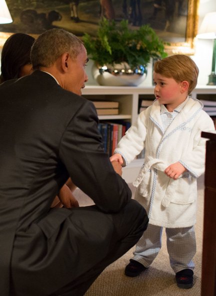 El pequeño George saludando a Barack Obama.
