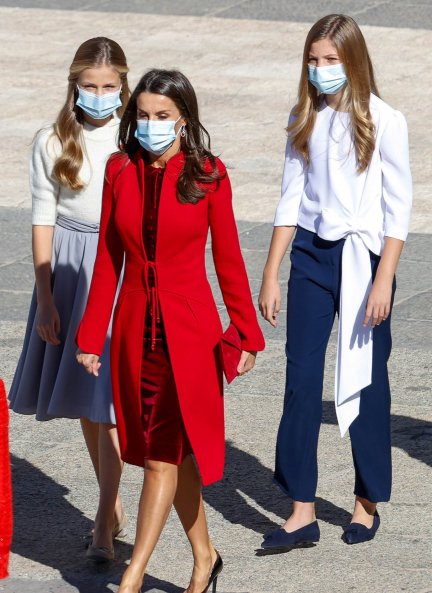 La reina Letizia junto a sus hijas, la princesa Leonor y la infanta Sofía.