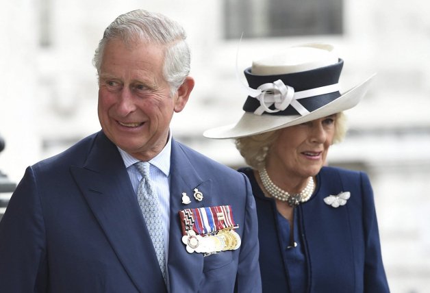 El príncipe Carlos de Inglaterra y su esposa Camila, duquesa de Cornualles, a su llegada al acto de apoyo a la asociación de la Cruz Victoria y la Cruz Jorge.