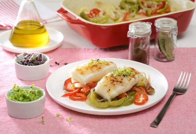 Bacalao fresco al horno con verduras.