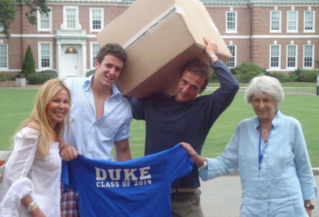 Álex, con sus padres y su abuela paterna, la nona Sandra, en el campus de la Universidad de Duke, donde estudió hasta el 2014. El empresario admitió en más de una ocasión que era muy buen estudiante y que soñaba con entrar en Harvard.