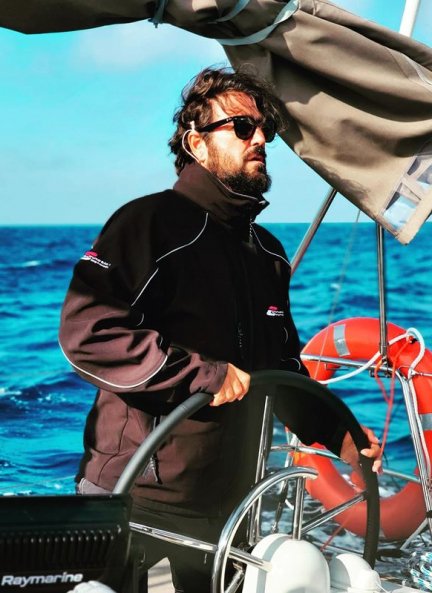 Antonio Orozco en su velero.