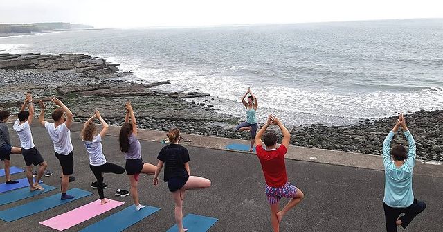 El yoga es una de las actividades que pueden hacer los alumnos.