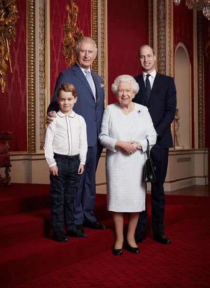 El príncipe Jorge George con su padre, abuelo y bisabuela.