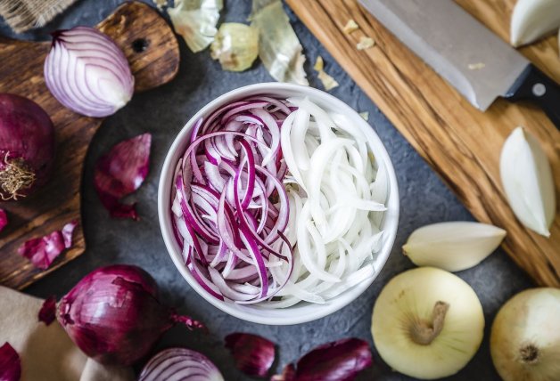 La cebolla no solo sirve para cocinarla, sino que puede ayudarnos si nos cortamos