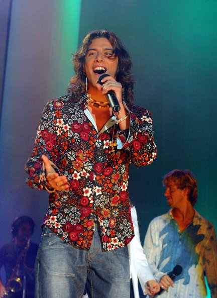 Manuel Carrasco en una actuación de Operación Triunfo 2002.