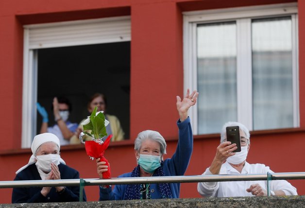 Agentes de movilidad homenajean a los trabajadores de un centro geriátrico y felicitan a una mujer que cumple 81 años.