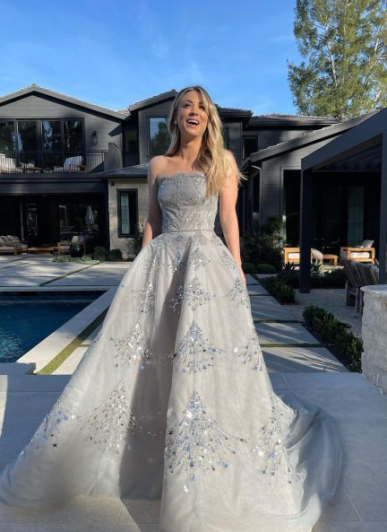 Kaley Cuoco deslumbró con un precioso vestido corte princesa.