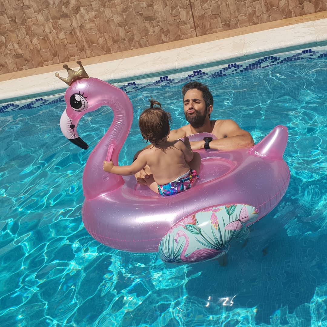 Roberto, disfrutando con su hija en la piscina.
