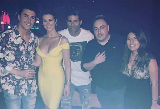 Los famosos de Mediaset que estaban de fiesta esa noche, acompañados del Relaciones Públicas de la discoteca.