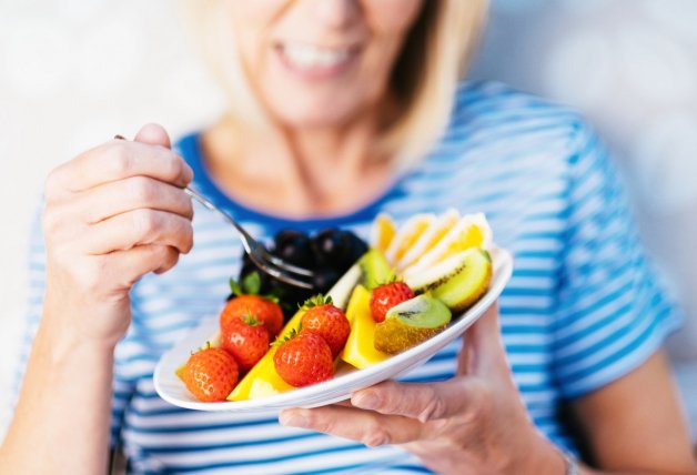 La fruta no engorda más por comerla por la noche