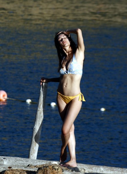 Adara Molinero presume de tipazo posando en bikini en Ibiza.