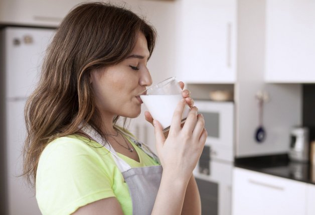 Beber leche ayuda a prevenir problemas relacionados con los huesos.