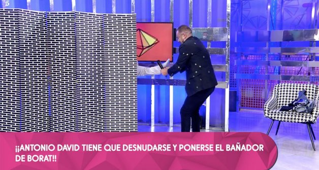 Jorge Javier, ayudando a Antonio David a quitarse los pantalones. 