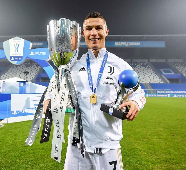 Cristiano Ronaldo sosteniendo la Supercopa de Italia.
