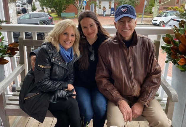 El futuro presidente de Estados Unidos junto a su segunda mujer y la hija de ambos.