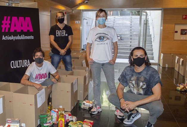 Hugo, Nathalie y Asier, prepararon cajas con el director de Actúa Ayuda Alimenta, Sergi Cochs (izqda.).