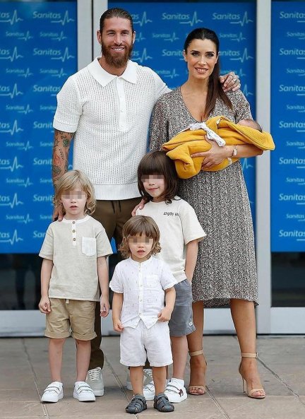 Pilar Rubio y Sergio Ramos con sus cuatro hijos.