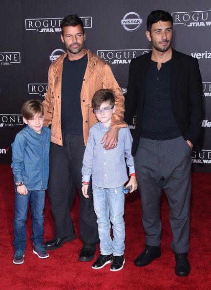 Ricky Martin y Jwan Yosef junto a sus hijos, Valentino y Matteo.