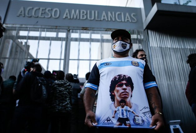 Un admirador del exfutbolista a las puertas de la Clínica de Olivos (Buenos Aires), donde ha sido operado Maradona.