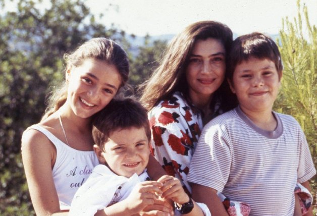 Ángela Molina, junto a sus tres hijos mayores.