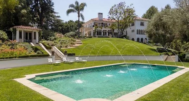 La casa de Angelina Jolie tiene una impresionante piscina.