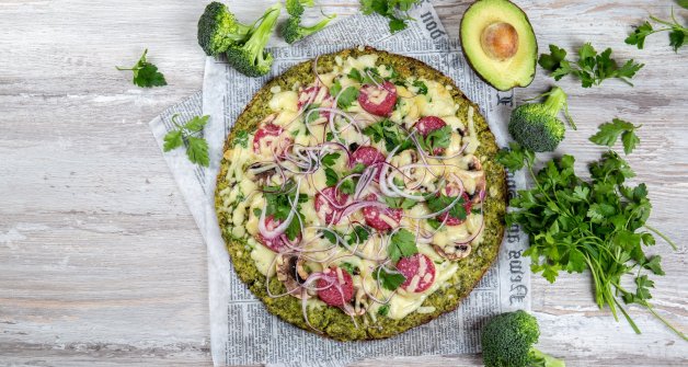 Pizza vegetal con base de brócoli.