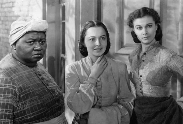 Hattie McDaniel, Olivia de Havilland y Vivien Leigh en una escena de "Lo que el viento se llevó" (1939).