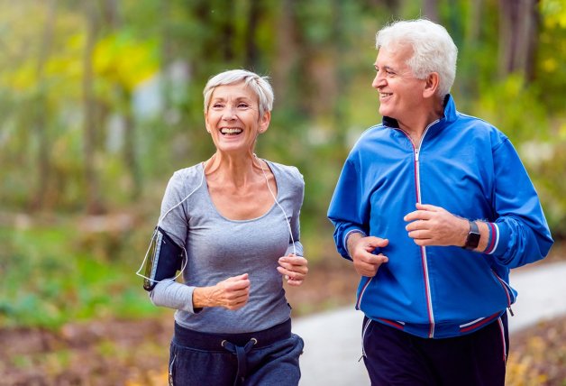 La práctica de una actividad física reduce las posibilidades de sufrir Alzheimer.