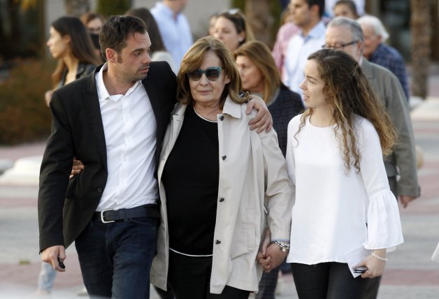 Pilar Piniella, la viuda, con su hijo durante el funeral del periodista en Madrid.
