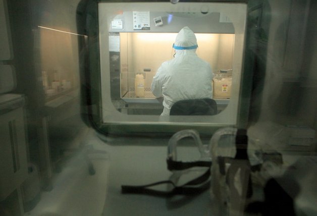 Personal de laboratorio investigando la vacuna del coronavirus.