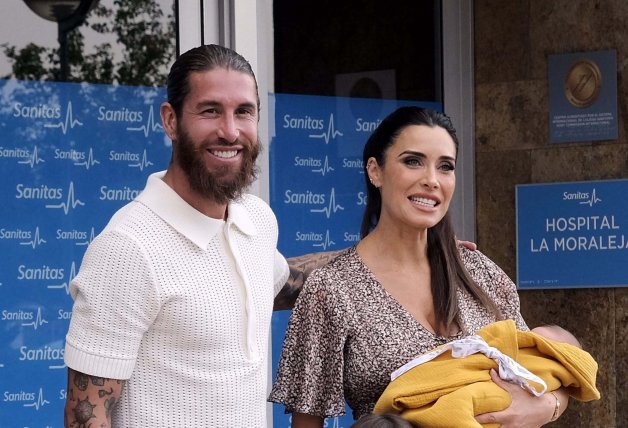 Sergio Ramos y Pilar Rubio presentando a su cuarto hijo, Máximo Adriano.