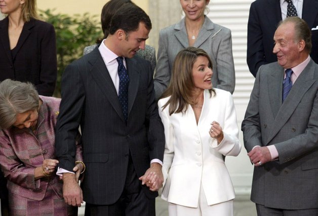 Doña Letizia y don Felipe junto a los reyes eméritos el día de la pedida de mano de doña Letizia.