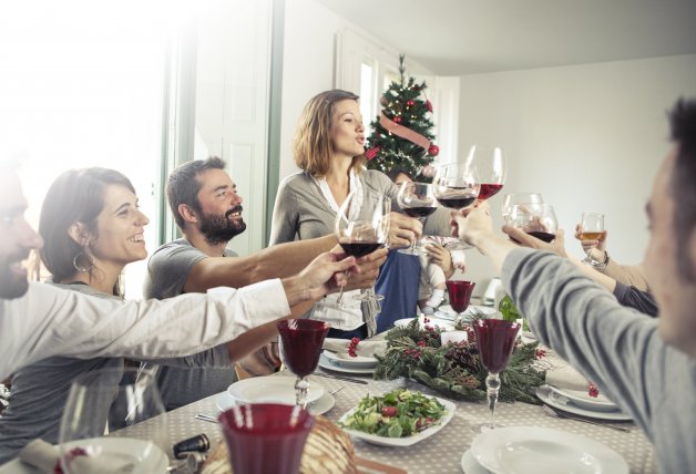 Debemos controlar el consumo de alcohol en las comidas navideñas.