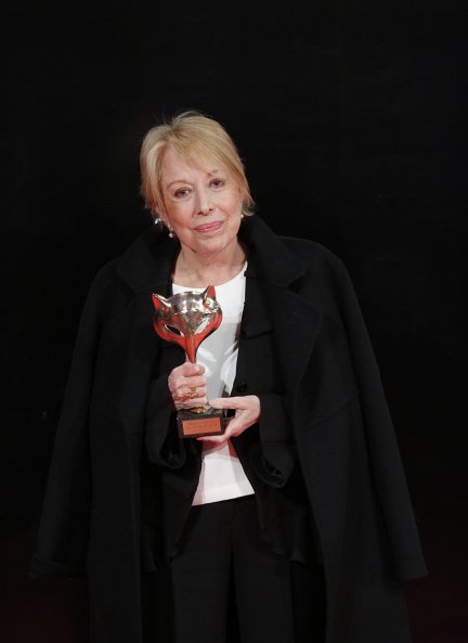 Sardà, orgullosa, con su Premio Feroz de Honor.